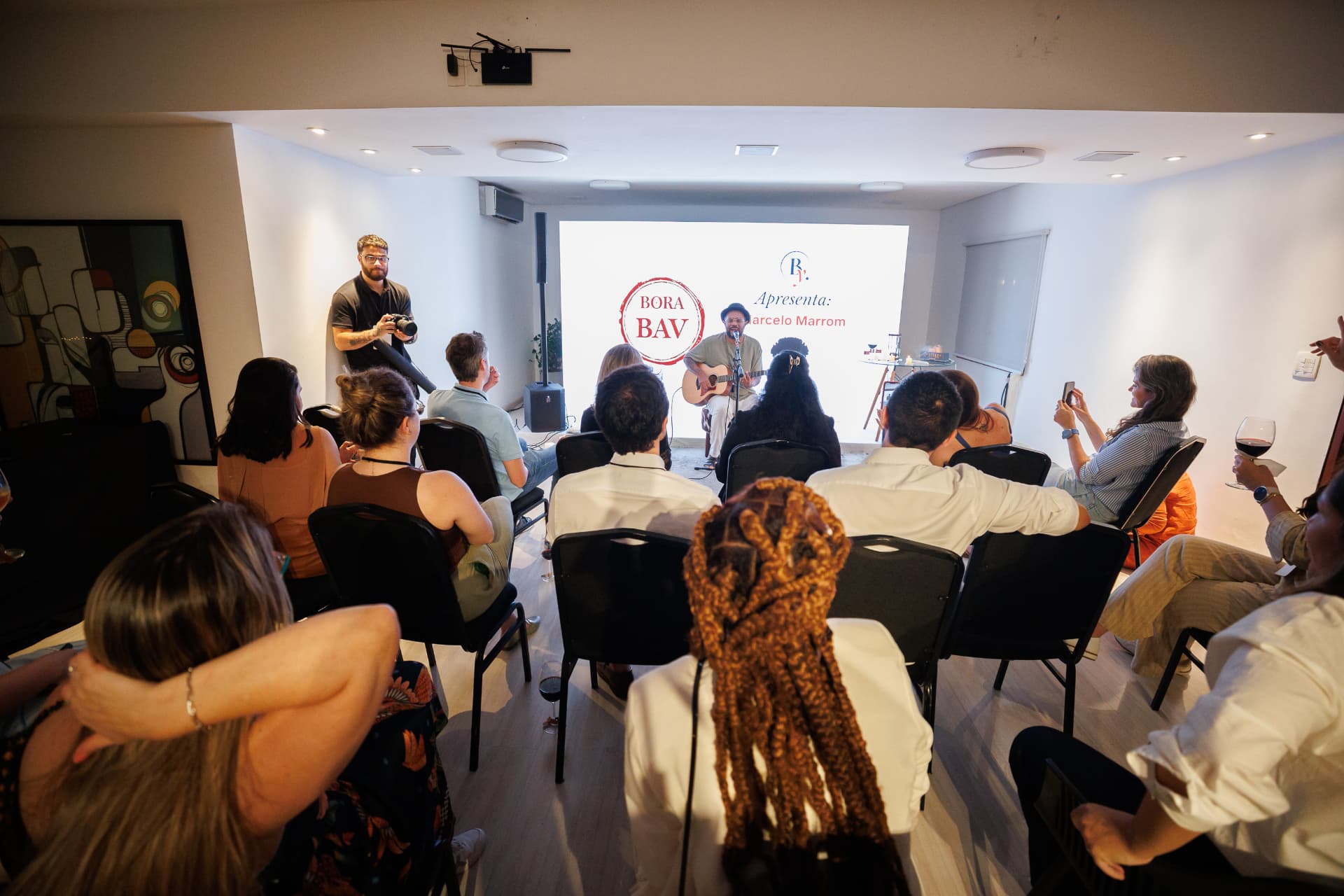 Participantes do BAV assistindo à apresentação musical de encerramento