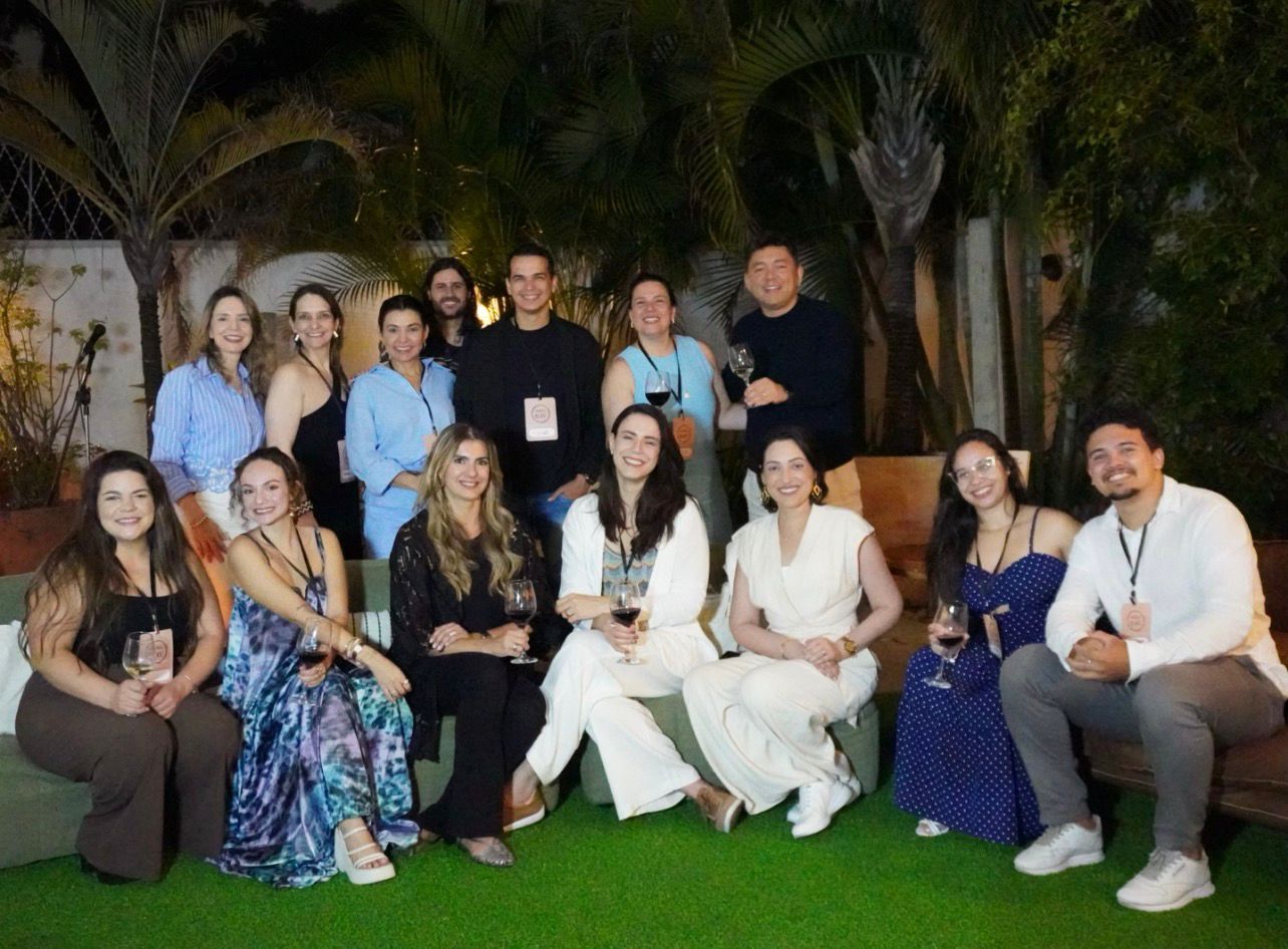 Grupo de líderes do BAV no encontro noturno de confraternização