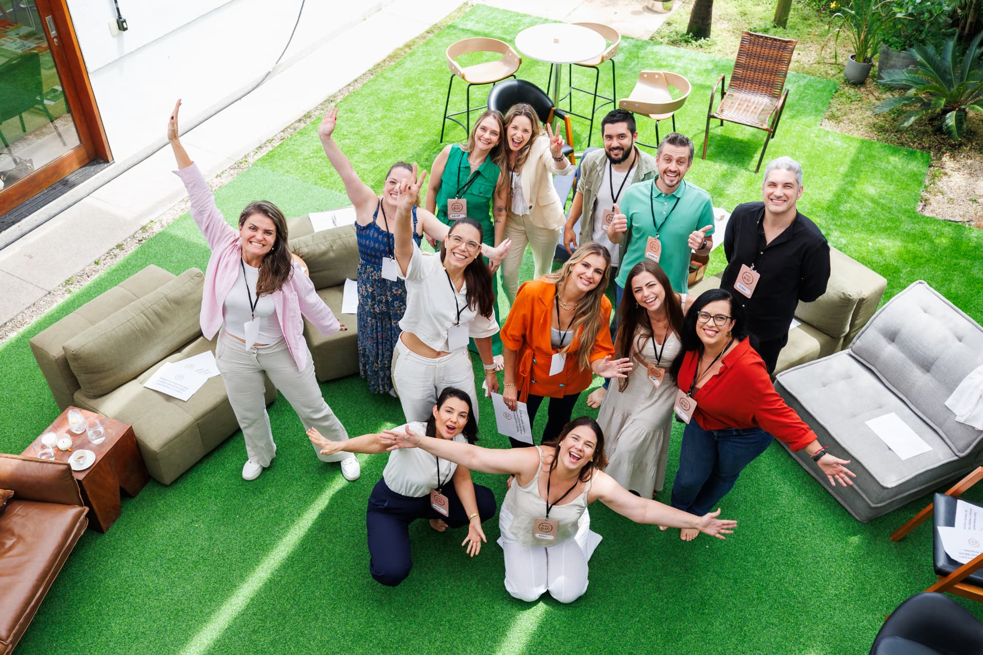 Turma do BAV reunida no jardim ao final de um encontro