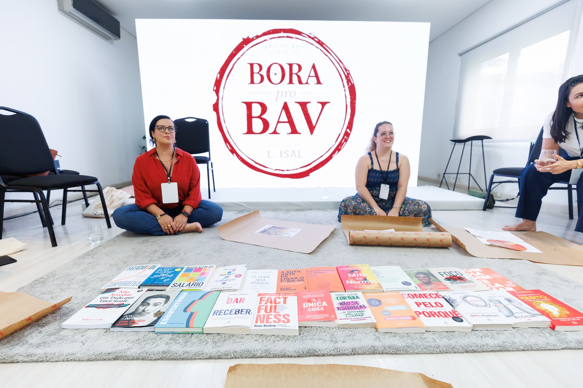 Sala do Bora pro BAV com a biblioteca de referências no chão